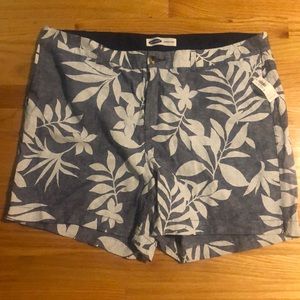 Never worn, Hawaiian floral print shorts!